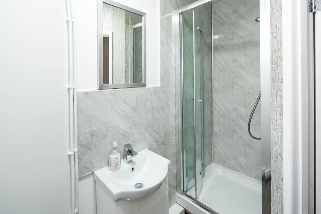 Spacious Studio For Up To 4! Sofa Bed Londres Extérieur photo